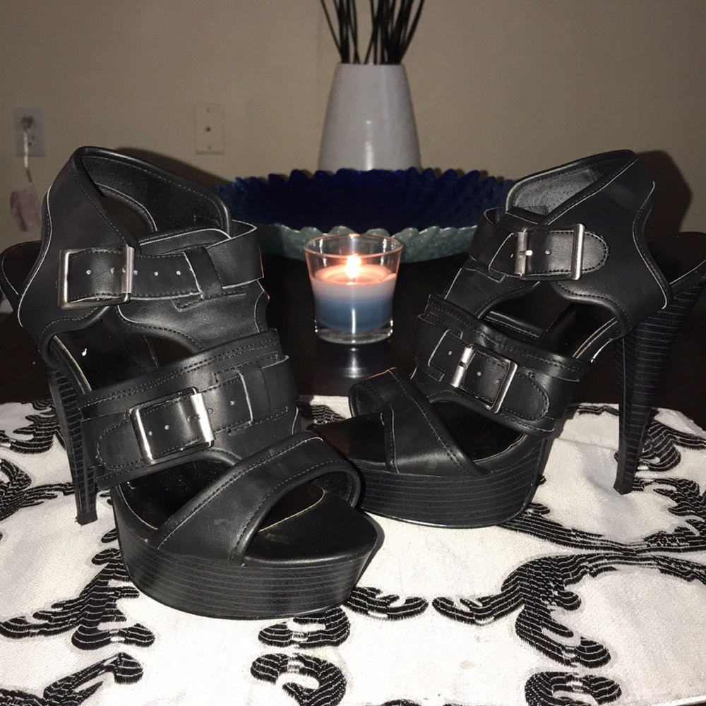 Guess Pumps